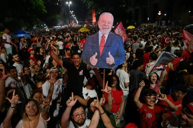 Apoiadores do presidente Lula comemoram vitória na Avenida Paulista após eleições de 2022: petista teve maioria na cidade