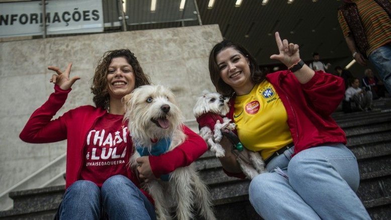 'Verde-amarelo' e vermelho: a moda eleitoral revela o voto no Brasil