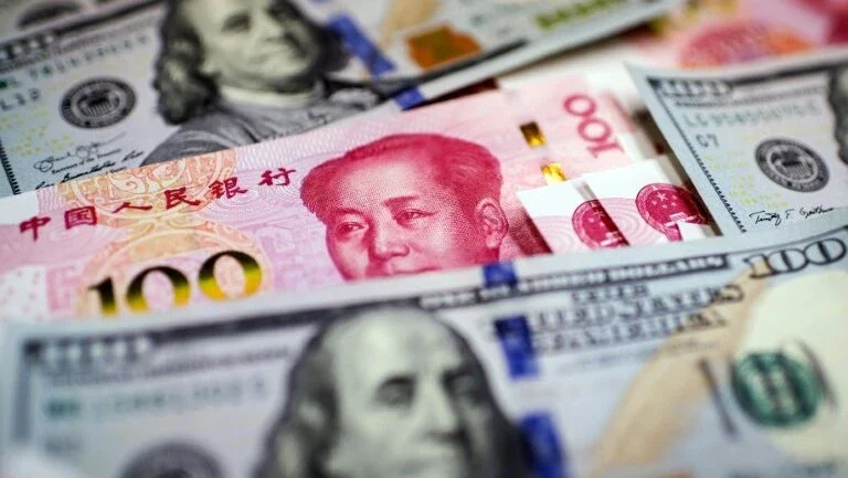 Moeda chinesa registra menor cotação em 15 anos após reeleição de Xi Jinping