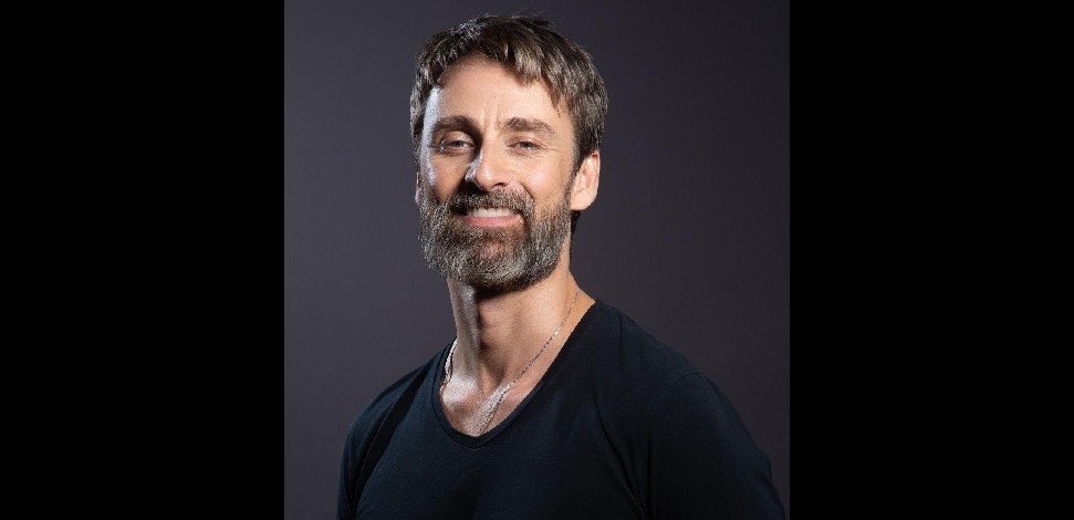 Ator André Dias retorna aos palcos na direção do espetáculo ‘Vingança