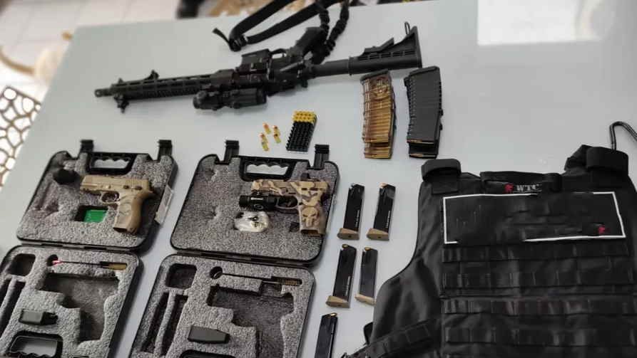 PF prende quatro em operação contra crime organizado com loja de armas