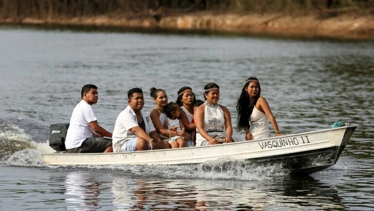 Indígenas do povo Kambeba votam de voadeira na Amazônia
