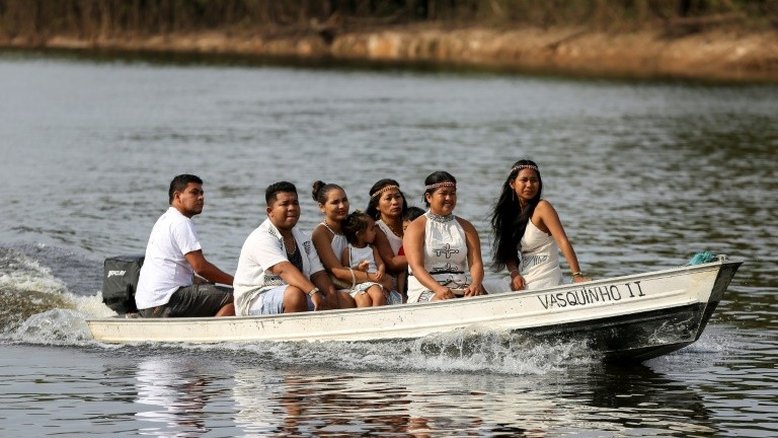 Indígenas do povo Kambeba votam de voadeira na Amazônia