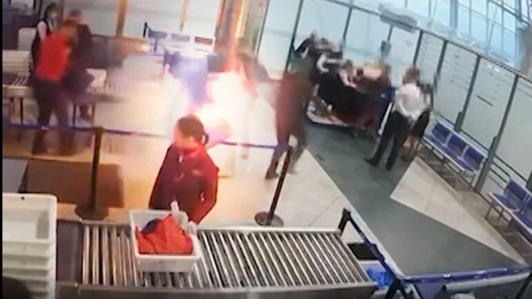 Carregador de telefone explode em mochila e causa correria em aeroporto