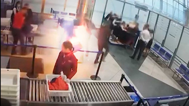 Carregador de telefone explode em mochila e causa correria em aeroporto