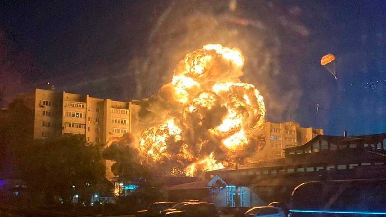 Avião militar Su-34 cai em prédio residencial na cidade russa de Yeisk