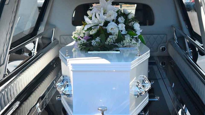 Vídeo: Caixão cai de carro funerário em encruzilhada e quase é atropelado por ônibus