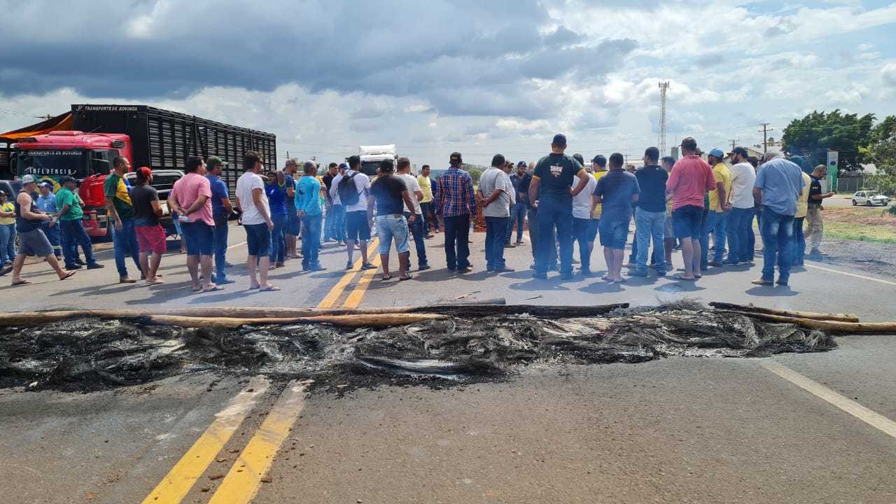 Caminhoneiros fecham rodovia em Campo Grande (MS)