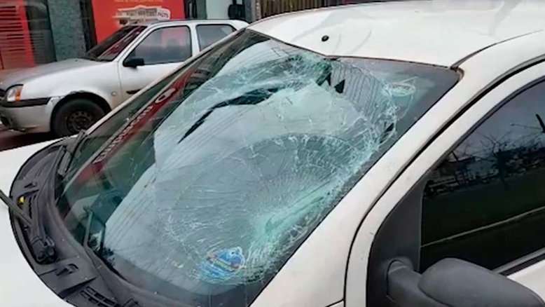 Militar americano se joga em cima de carro que trafegava pela Av. Brasil em Cascavel