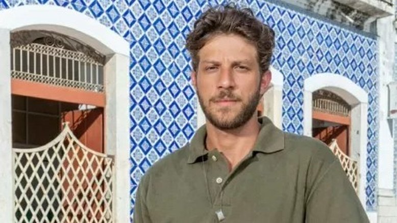 Chay Suede fica nu em 'Travessia' e web reage ao bumbum do ator