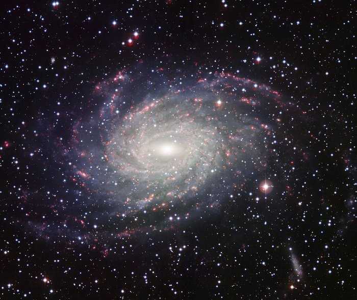 Esta imagem da galáxia vizinha NGC 6744 foi captada pelo Observatório de La Silla, no Chile. A grande galáxia espiral é semelhante à nossa Via Láctea. A imagem foi criada a partir de exposições com filtros de luz e o brilho proveniente do gás hidrogênio. NGC 6744 fica a 30 milhões de anos-luz de distância, na direção da Constelação de Pavo