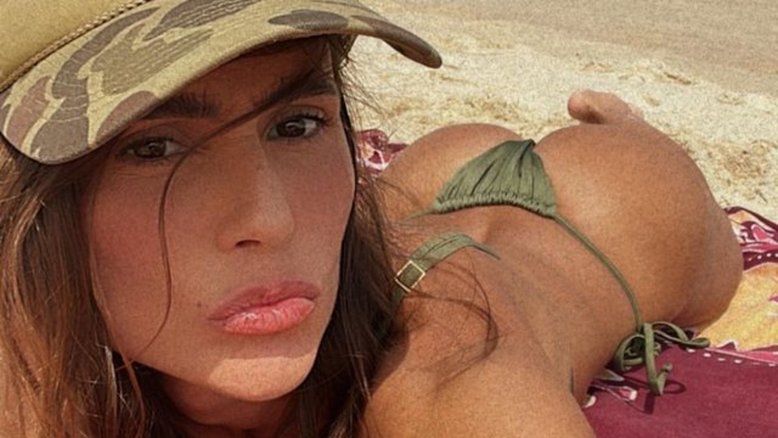 Deborah Secco sensualiza de biquíni em clique na praia: 'Mar, doce lar'