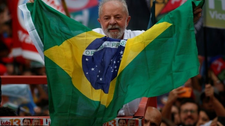 Luiz Inácio Lula da Silva é eleito presidente do Brasil