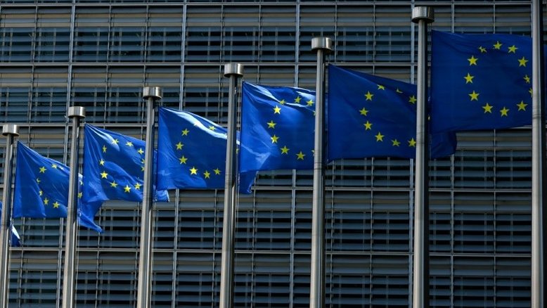 UE fecha 'acordo histórico' para encerrar venda de motores a combustão em 2035