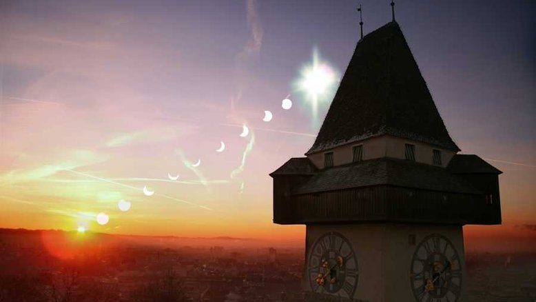 Para muitos europeus, o Sol e a Lua Nova nasceram juntos, no dia 4 de janeiro de 2011, em um Eclipse Solar Parcial. Acontecendo pouco depois do Ano Novo, esse foi o primeiro de uma série de quatro eclipses solares parciais que ocorreram ao longo do ano de 2011. Esta imagem composta documenta o evento no céu matinal na cidade de Graz, na Áustria. Registrados a partir de antes do nascer do Sol, os diferentes quadros usados para compor esta imagem foram feitos para ilustrar a posição e o progresso do eclipse a cada 15 minutos. À medida que o Sol e a Lua se elevavam acima do horizonte Leste, a cidade de Graz ficou gradualmente mais banhada pela luz solar, que foi parcialmente bloqueada pela Lua Nova, iluminando a torre do relógio da cidade
