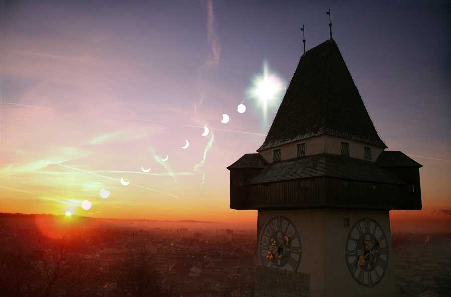 Para muitos europeus, o Sol e a Lua Nova nasceram juntos, no dia 4 de janeiro de 2011, em um Eclipse Solar Parcial. Acontecendo pouco depois do Ano Novo, esse foi o primeiro de uma série de quatro eclipses solares parciais que ocorreram ao longo do ano de 2011. Esta imagem composta documenta o evento no céu matinal na cidade de Graz, na Áustria. Registrados a partir de antes do nascer do Sol, os diferentes quadros usados para compor esta imagem foram feitos para ilustrar a posição e o progresso do eclipse a cada 15 minutos. À medida que o Sol e a Lua se elevavam acima do horizonte Leste, a cidade de Graz ficou gradualmente mais banhada pela luz solar, que foi parcialmente bloqueada pela Lua Nova, iluminando a torre do relógio da cidade