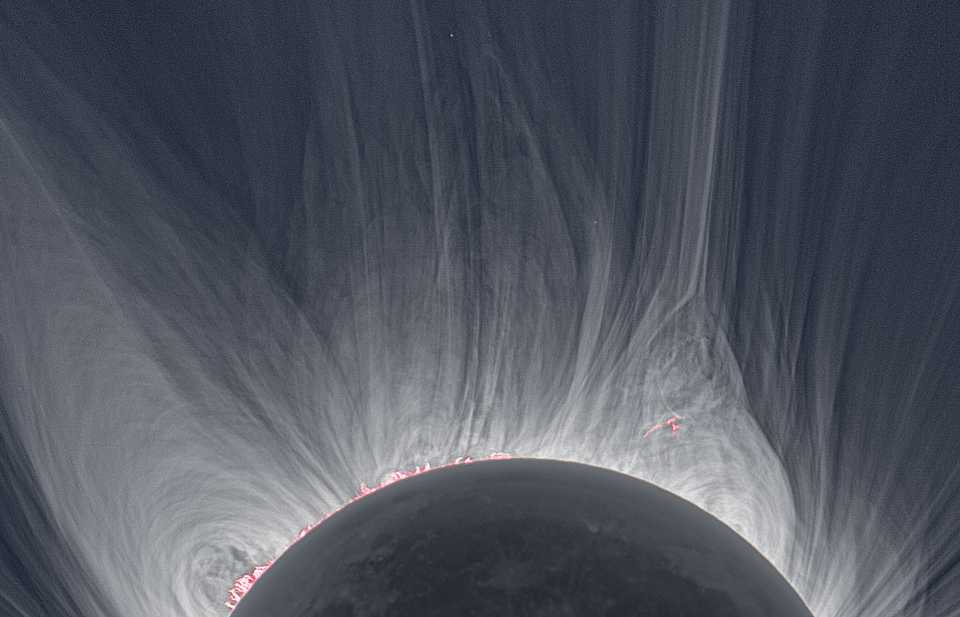 Somente na escuridão fugaz de um eclipse solar total é que a luz da coroa solar é facilmente visível. Ainda assim, os detalhes sutis e os intervalos extremos no brilho da coroa, embora perceptíveis a olho nu, são notoriamente difíceis de fotografar. Nesta imagem, com o processamento digital de diversas capturas, foi possível obter uma imagem detalhada da coroa do Sol, durante o eclipse solar total de agosto de 2008, na Mongólia. O que se vê são camadas intrincadas de uma mistura gás quente e campos magnéticos. As brilhantes proeminências solares também aparecem em rosa cintilante