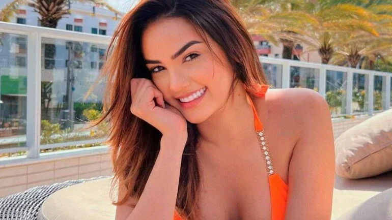Eslovênia quase deixa seios à mostra ao tomar sol de biquíni fio-dental