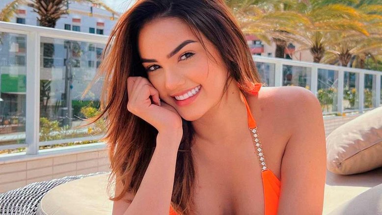 Eslovênia quase deixa seios à mostra ao tomar sol de biquíni fio-dental