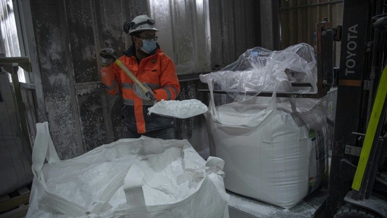 Três receitas para extrair lítio de rochas e salinas