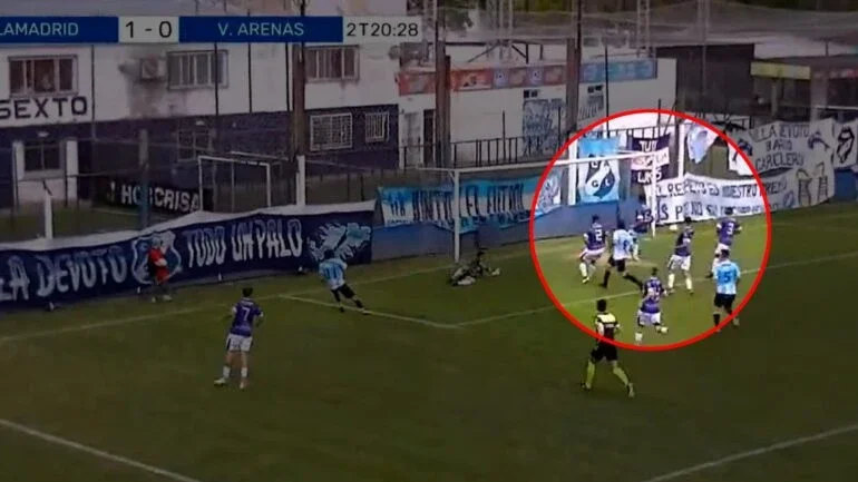 Vídeo: Atacante engana árbitro, marca 