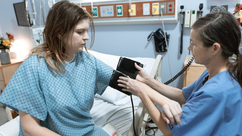 mulher internada em hospital