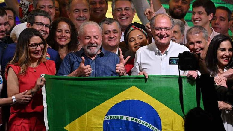 Em primeiro discurso após vitória, Lula promete governar para todos e curar país dividido
