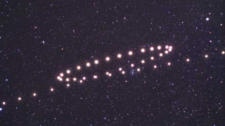 Por que Marte parece estar se movendo para trás? Na maioria das vezes, o movimento aparente de Marte no céu da Terra é lento e em uma direção constante, tendo as estrelas distantes ao fundo. A cada dois anos, no entanto, a Terra passa por Marte enquanto orbitam ao redor do Sol. A foto acima é uma série de imagens, feitas em 2010, empilhadas digitalmente para que todas as posições das estrelas fossem mantidas. Durante esse período, Marte parecia se mover para trás, um fenômeno chamado de movimento retrógrado, que parece traçar um laço no céu. No centro desse laço, a Terra passou por Marte e o movimento retrógrado foi o mais alto. O movimento retrógrado também pode ser observado em relação a outros planetas do Sistema Solar