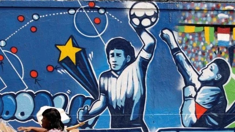 Bola da 'Mão de Deus' de Maradona vai a leilão por R$ 17,8 milhões