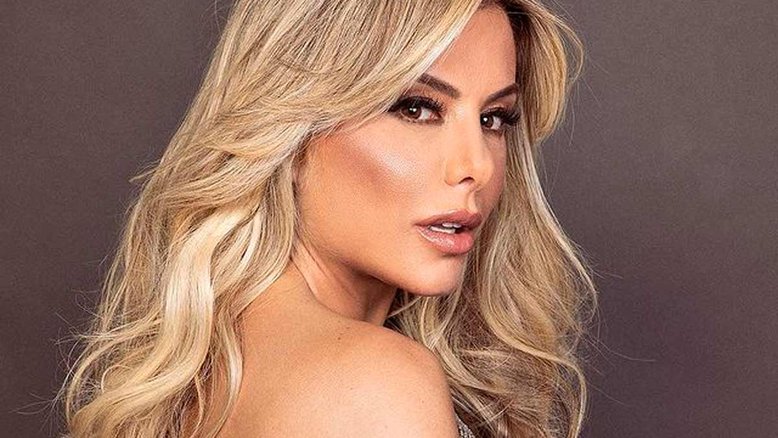 Vídeo: De fio-dental, Poliana Rocha exibe boa forma em massagem