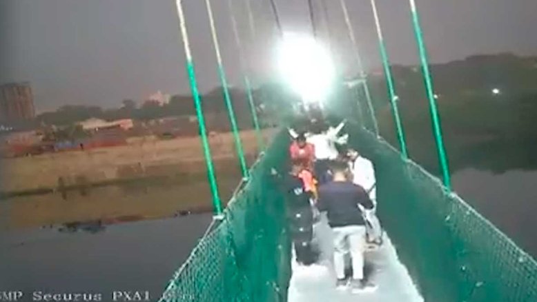 Vídeo mostra exato momento em que ponte de cabos se rompe, pelo menos 140 morreram