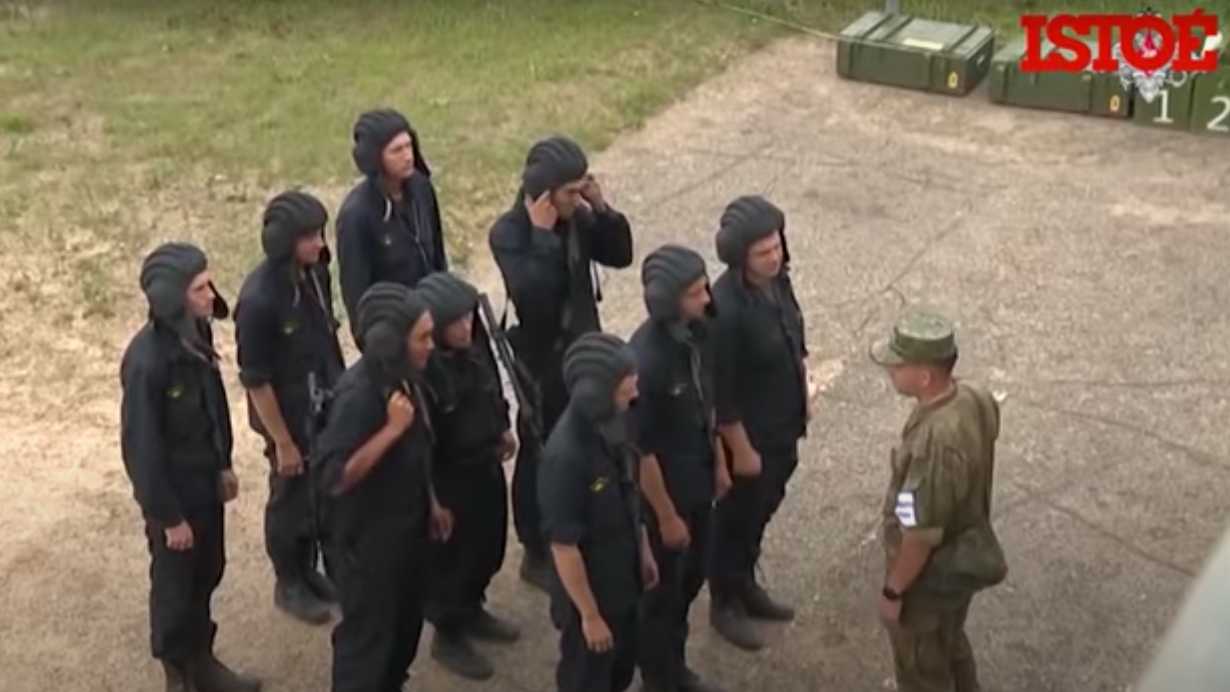 Recrutas russos fazem treino pesado com artilharia e armas de autopropulsão