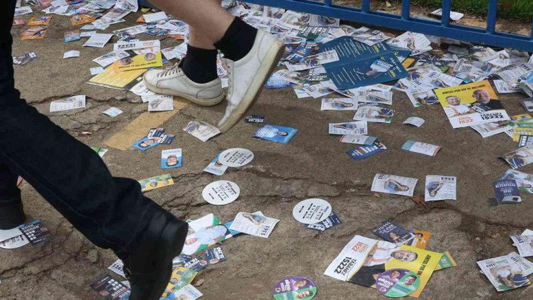 Espalhar santinhos perto dos locais de votação é proibido