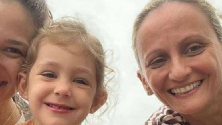 Fabi Alvim, do vôlei, manda recado para mulher em foto com a filha do casal