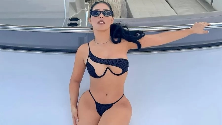Simaria usa biquíni cheio de estilo e posa para fotos em barco em Miami