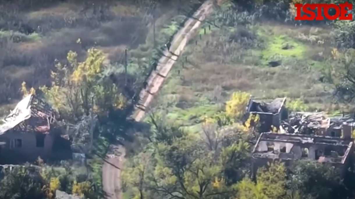 Soldados russos são filmados fugindo após ataque surpresa da Ucrânia