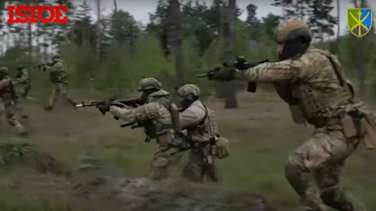 Soldados ucranianos treinam perto da Bielorrússia: "O perigo existe. Eles são aliados da Rússia"