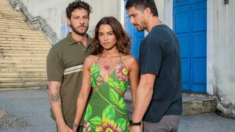 Ari ( Chat Suede ), Brisa ( Lucy Alves ) e Oto ( Romulo Estrela ) em Travessia, da Globo - FOTO: Globo/Divulgação