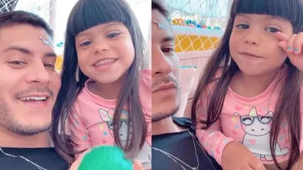 Acompanhado de filha, Arthur Aguiar manda mensagem para fãs