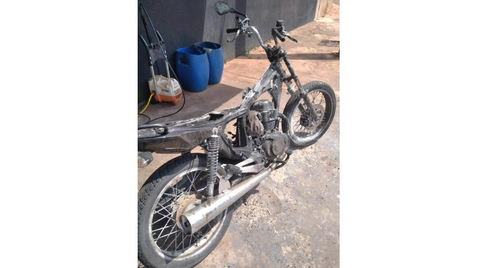 Vídeo: Imagens impressionantes mostram moto ao pegar fogo e explodir 4 Vídeo: Imagens impressionantes mostram moto ao pegar fogo e explodir