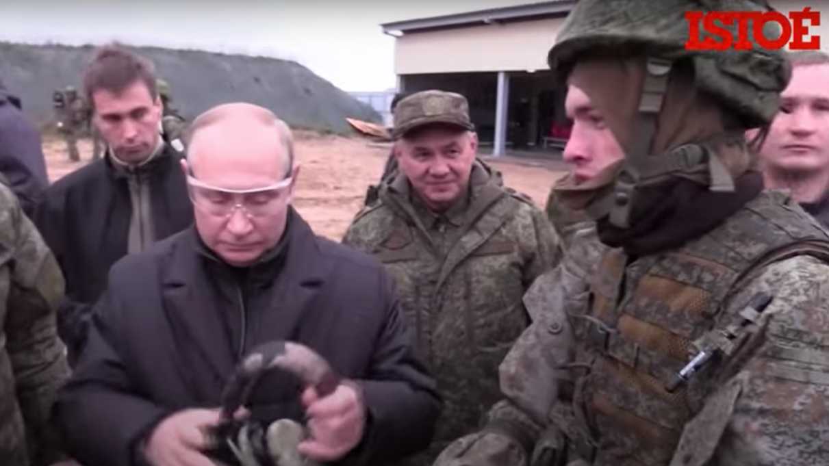 Vladimir Putin faz treino de tiro com reservistas em Riazan