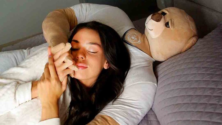 Pelúcia com corpo de homem e cabeça de urso chama a atenção na web