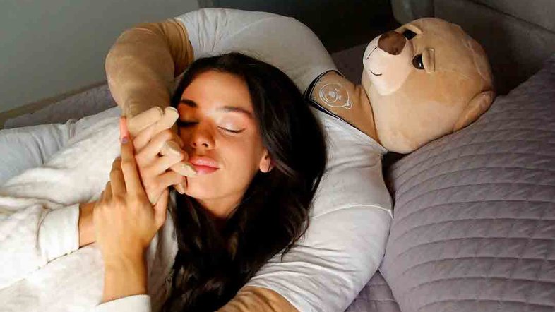 Pelúcia com corpo de homem e cabeça de urso chama a atenção na web