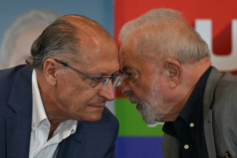 Luiz Inácio Lula da Silva (D) e Geraldo Alckmin durante uma reunião com representantes da igreja evangélica em São Paulo, em 19 de outubro de 2022 - AFP