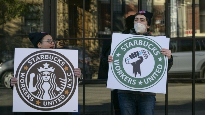 Funcionários da Starbucks planejam greve em mais de 100 lojas nos EUA
