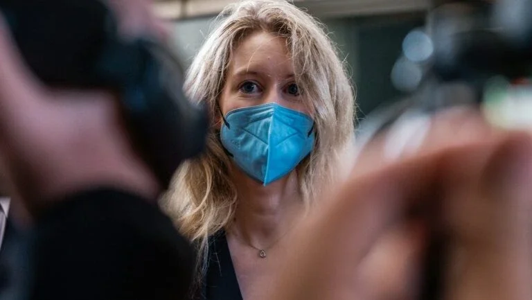 Promotores nos EUA pedem 15 anos de prisão para fundadora da Theranos