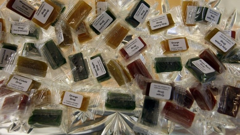Dois canadenses presos por distribuir doces com cannabis em Halloween