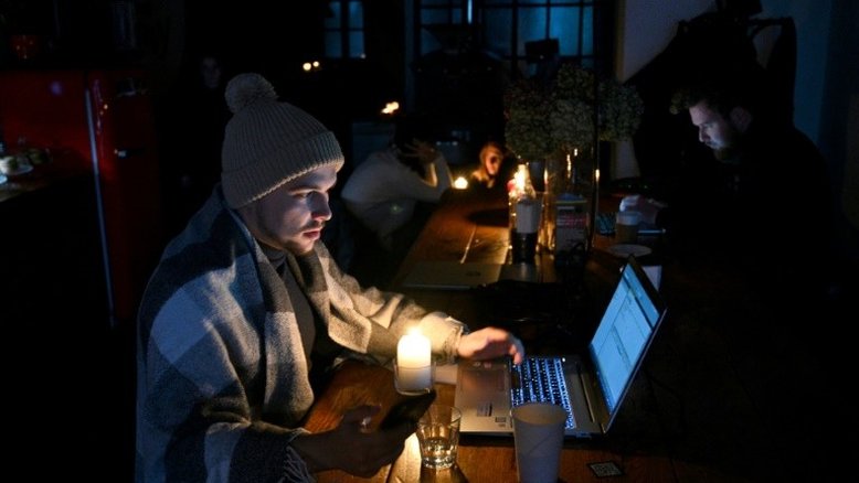 Bombardeios russos deixam 15 mortos em Kherson e 6 milhões de lares sem luz na Ucrânia