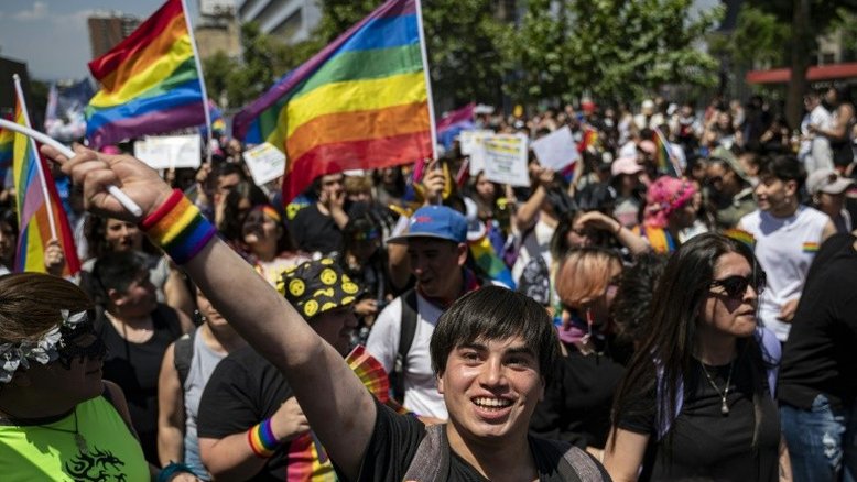 Milhares pedem para melhorar lei antidiscriminação no Chile em marcha LGBT