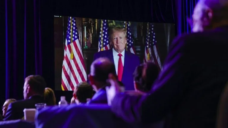 Republicanos pedem foco no futuro em reunião que ovaciona Trump